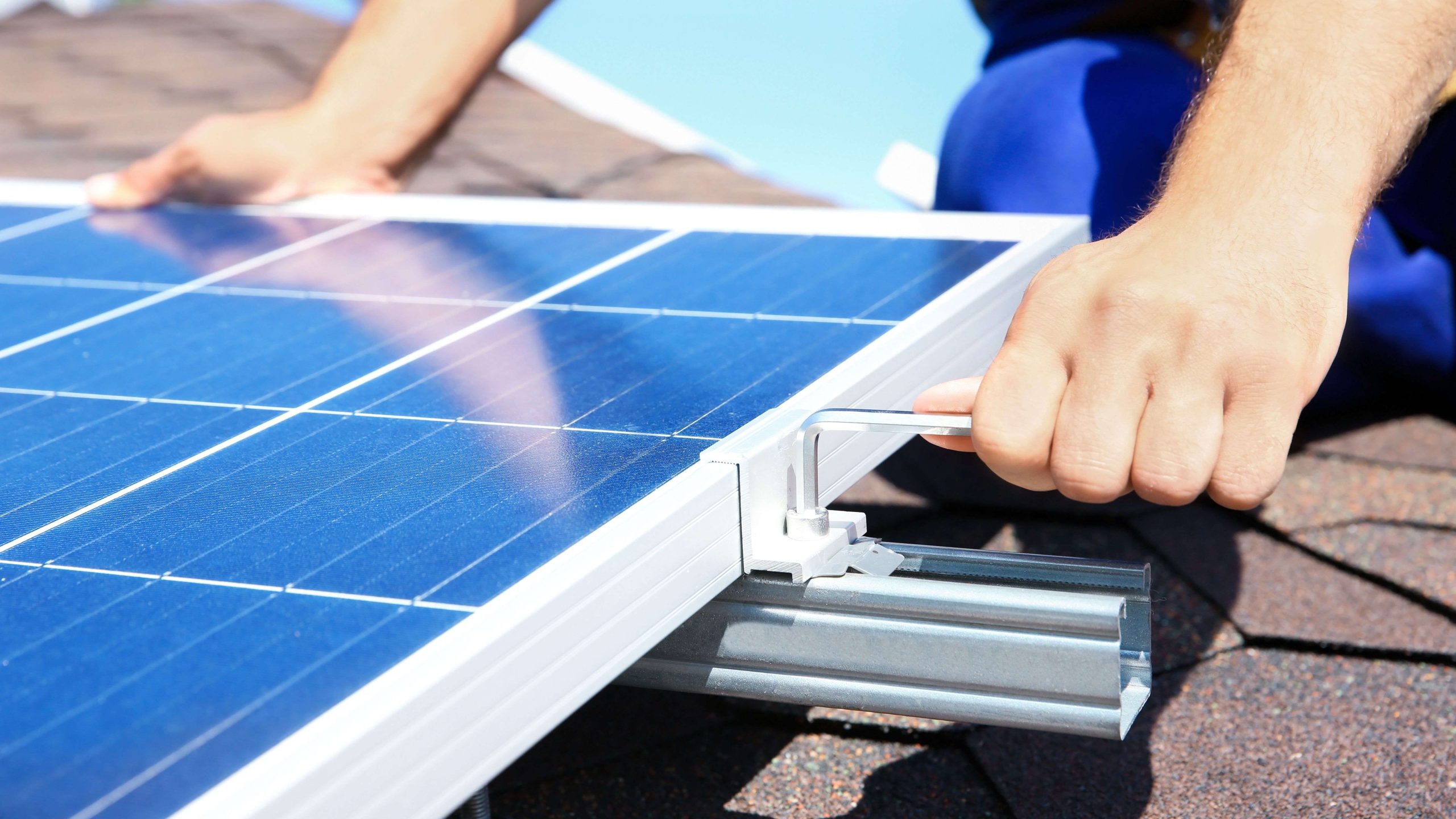 découvrez comment installer des panneaux solaires efficacement et réduire vos factures d'énergie. suivez notre guide complet pour une transition vers une énergie renouvelable et durable.