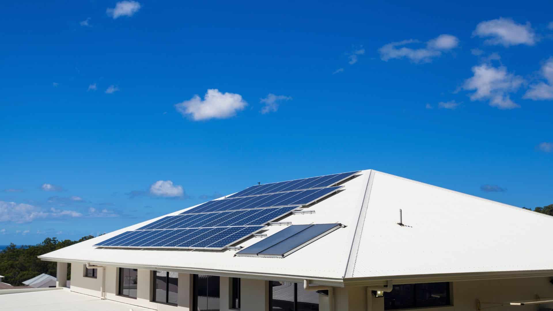 découvrez tout ce qu'il faut savoir sur le nombre de panneaux solaires nécessaires pour optimiser votre production d'énergie. informez-vous sur les facteurs influençant leur installation et comment maximiser votre investissement dans l'énergie solaire.