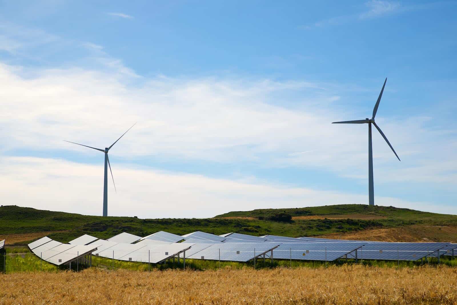 découvrez les différentes options d'énergie renouvelable avec notre comparatif entre éoliennes et panneaux photovoltaïques. explorez les avantages, les inconvénients et l'impact environnemental de chaque technologie pour faire un choix éclairé.