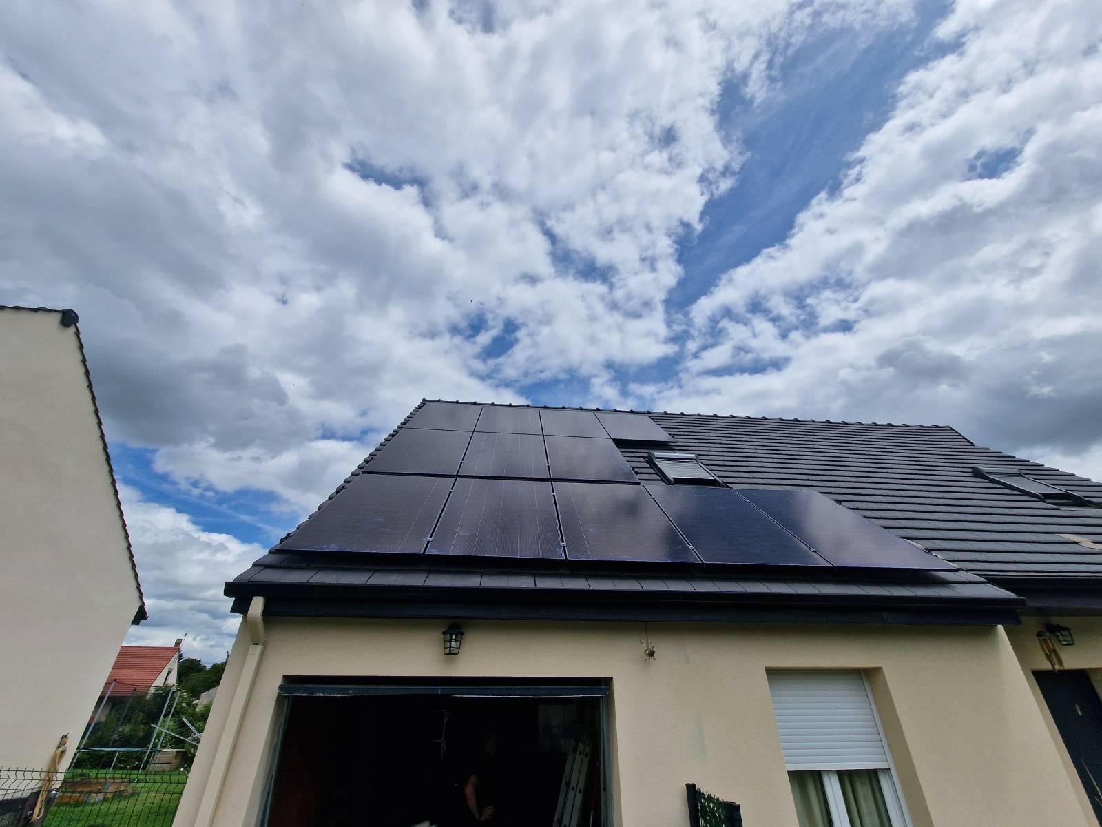 découvrez tout ce qu'il faut savoir sur la facture photovoltaïque : comprendre les coûts associés à l'installation de panneaux solaires, les économies d'énergie potentielles et les aides disponibles pour maximiser votre investissement dans les énergies renouvelables.