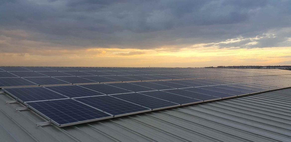 découvrez les nombreux avantages d'un kit solaire pour toiture : réduction de votre facture d'électricité, énergie renouvelable, valorisation de votre bien et contribution à la protection de l'environnement.