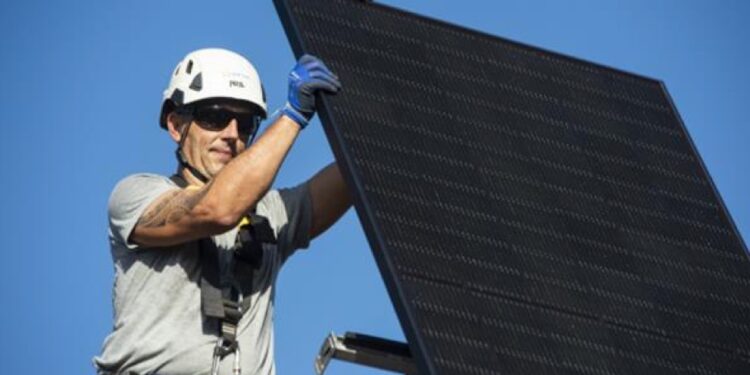 découvrez les solutions de production d'énergie renouvelable avec edf enr photovoltaïque. optimisez votre consommation d'énergie grâce à des panneaux solaires performants et respectueux de l'environnement. investissez dans un avenir durable avec l'expertise edf.