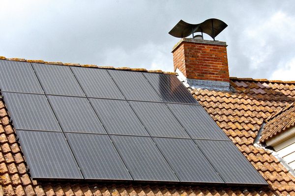 découvrez les arnaques photovoltaïques : apprenez à reconnaître les fraudes liées aux installations solaires, évitez les pièges des vendeurs malhonnêtes et protégez votre investissement avec nos conseils d'experts.