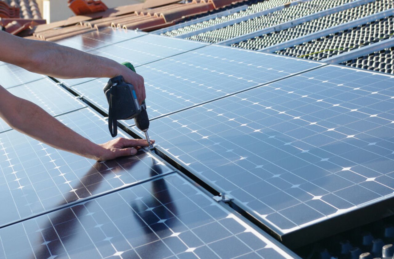 découvrez les arnaques liées aux installations photovoltaïques. apprenez à identifier les pratiques trompeuses et à protéger votre investissement contre les escroqueries dans le secteur de l'énergie solaire.