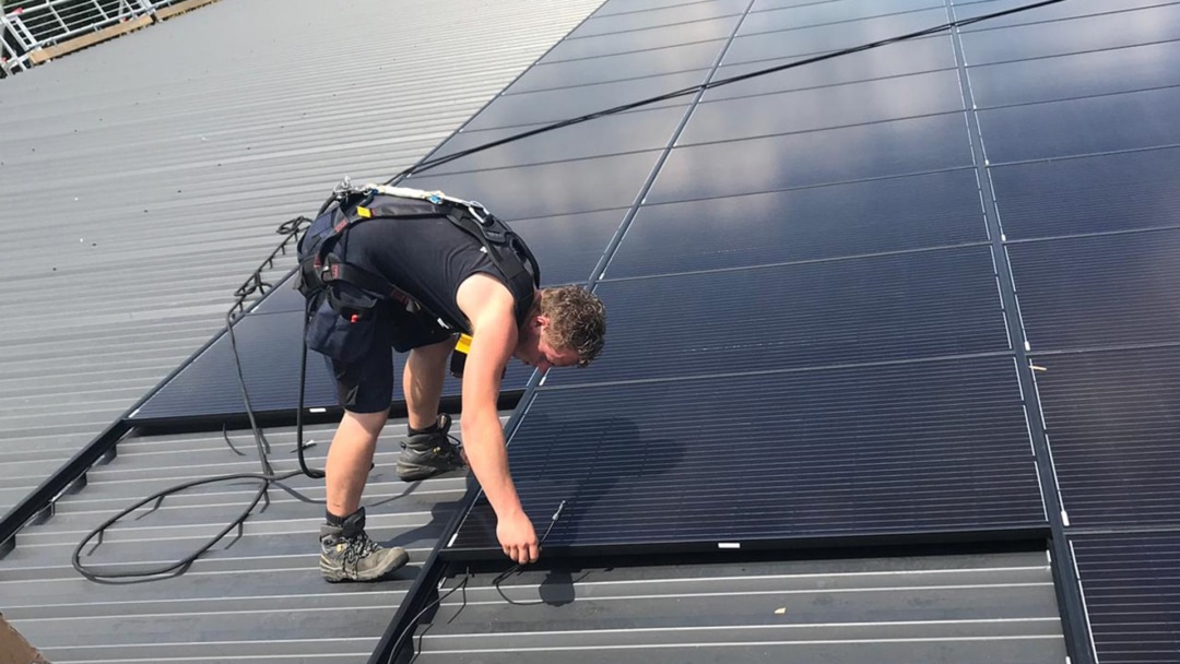 découvrez comment choisir le panneau photovoltaïque idéal pour vos besoins énergétiques. comparez les types, les performances et les coûts pour optimiser votre investissement solaire.