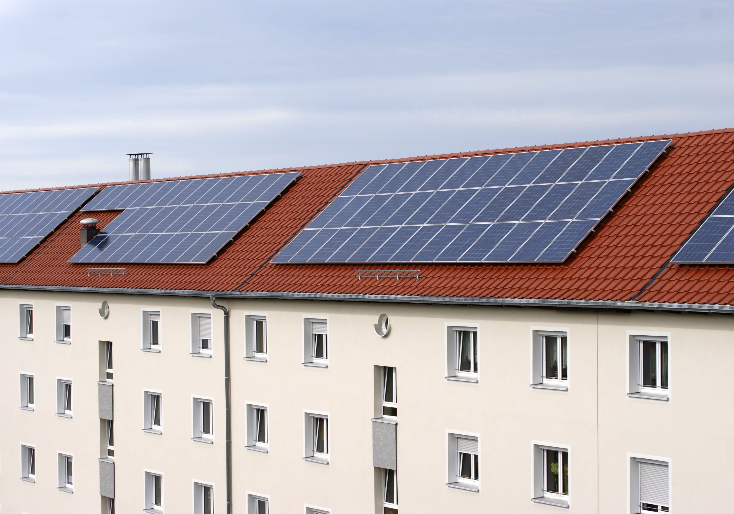 découvrez le mieterstrom, une solution innovante et durable permettant aux locataires de bénéficier d'énergie renouvelable directement sur leur lieu de vie. profitez d'une électricité verte à prix compétitif, tout en contribuant à la transition énergétique. idéal pour les logements collectifs, le mieterstrom favorise l'autoconsommation et réduit les émissions de co2.