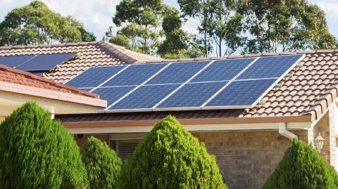 découvrez les différentes aides disponibles pour l'installation de panneaux photovoltaïques en france. profitez des subventions, prêts à taux zéro et crédits d'impôt pour rendre votre transition énergétique plus accessible et durable.