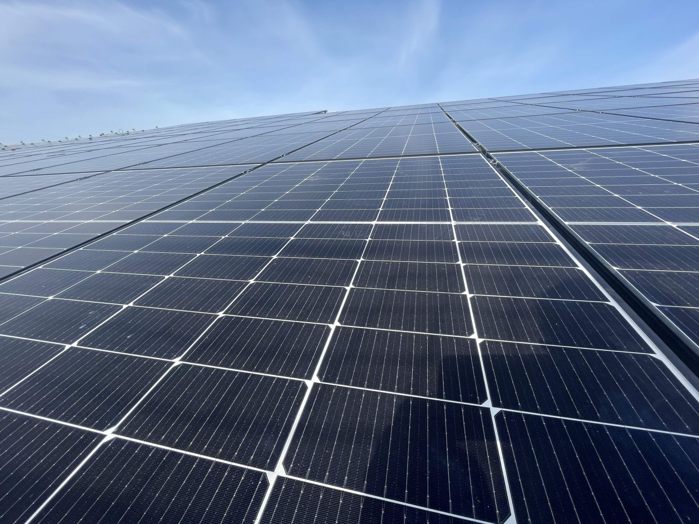 découvrez les avantages de l'autoconsommation photovoltaïque : réduisez vos factures d'électricité, profitez de l'énergie solaire gratuite, et contribuez à la protection de l'environnement tout en augmentant la valeur de votre propriété.