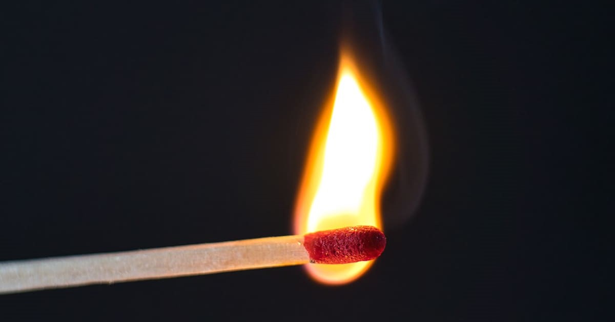 découvrez les causes et les risques liés aux incendies de panneaux photovoltaïques. informez-vous sur les mesures de prévention et les solutions pour garantir la sécurité de vos installations solaires.