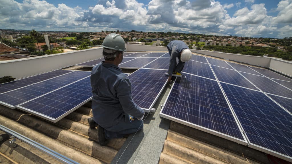 découvrez les avantages des panneaux solaires pour votre maison et l'environnement. optez pour une énergie verte, réduisez vos factures d'électricité et profitez des aides financières. transformez votre toit en une source d'énergie renouvelable durable.