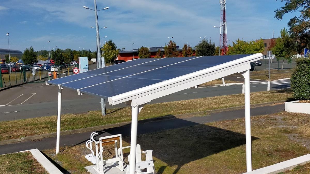 découvrez notre abri vélo solaire, une solution innovante et écologique pour abriter vos bicyclettes tout en profitant de l'énergie solaire. protégez vos vélos des intempéries et rechargez vos appareils grâce à son système de panneaux solaires intégré. optez pour un espace de rangement pratique et durable.