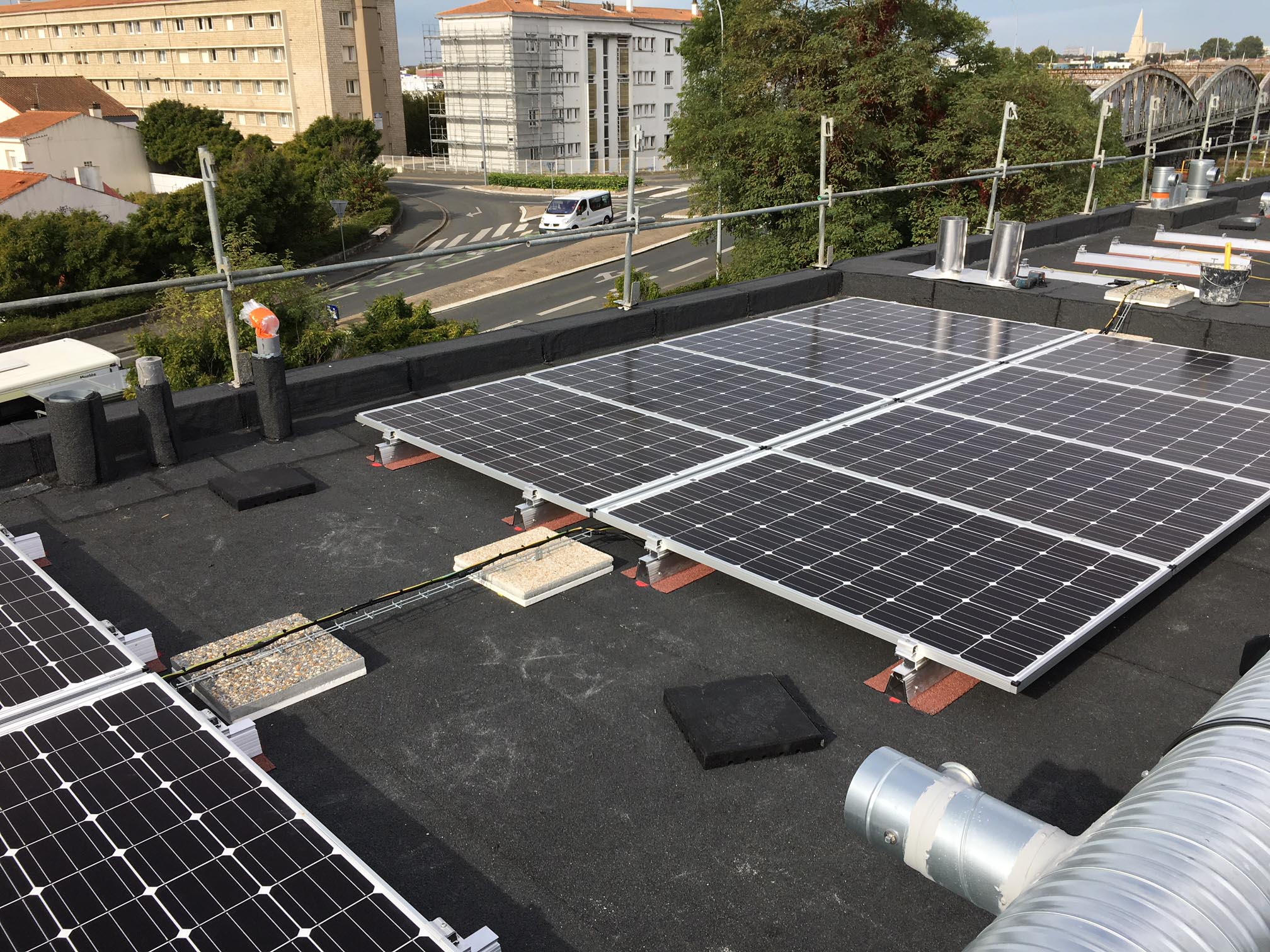 découvrez alma pv, votre spécialiste en solutions photovoltaïques. profitez d'énergies renouvelables et réduisez votre empreinte carbone grâce à nos installations solaires sur mesure. transformez votre toiture en source d'énergie verte et économisez sur vos factures d'électricité.