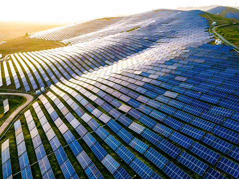 découvrez comment amortir votre investissement dans des panneaux photovoltaïques grâce à des conseils pratiques, des aides financières et une étude des économies d'énergie à long terme.