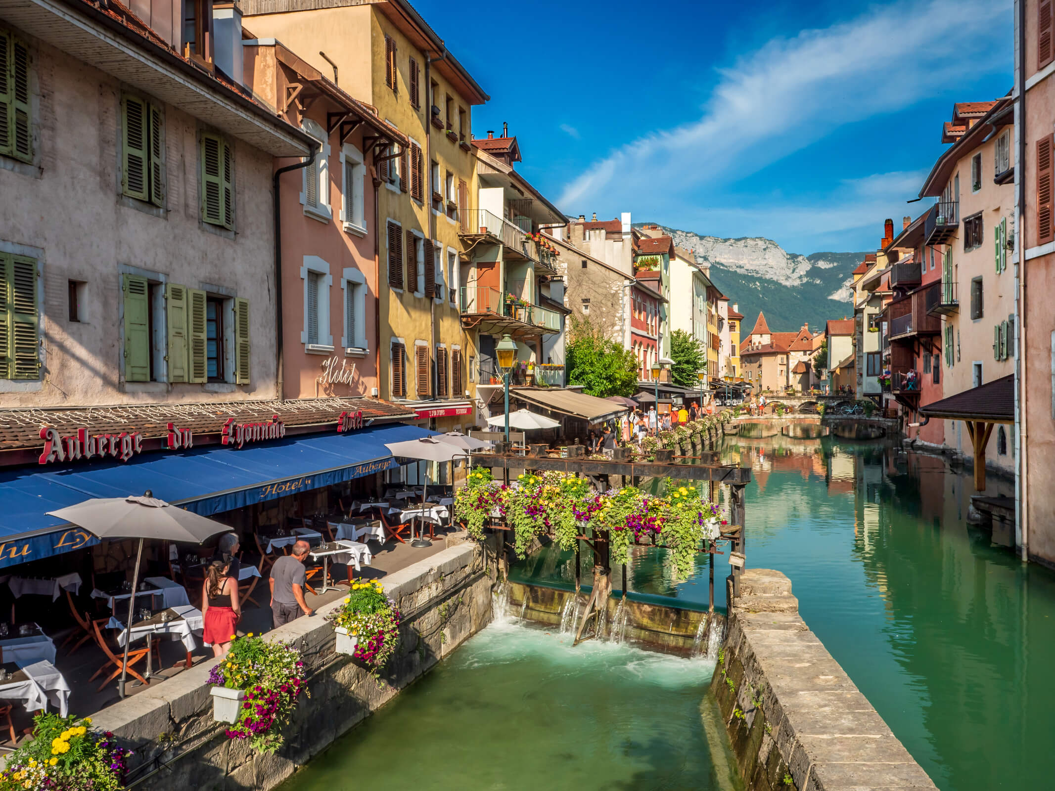 découvrez l'histoire fascinante et la richesse culturelle d'annecy, la venise des alpes. explorez ses monuments historiques, ses traditions vivantes et ses événements culturels qui font de cette ville un lieu unique à visiter.