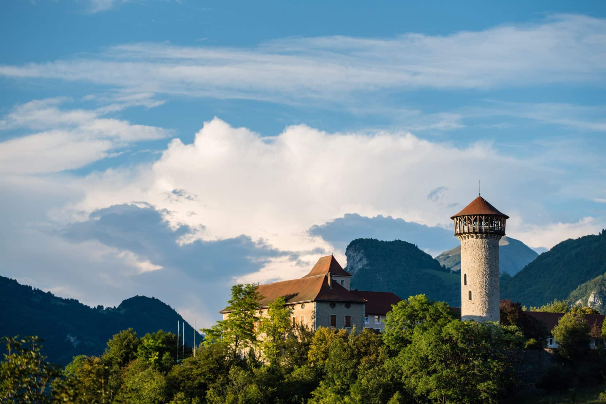 découvrez l'histoire fascinante et la richesse culturelle d'annecy, la venise des alpes. plongez dans ses traditions, son patrimoine architectural et ses événements artistiques qui font de cette ville un incontournable pour les amateurs de culture. explorez les ruelles pittoresques et laissez-vous envoûter par son ambiance unique.