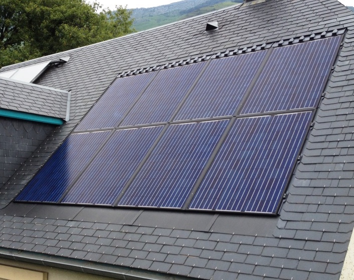 découvrez l'ardoise photovoltaïque (pv), une solution innovante alliant esthétique et performance énergétique. profitez des avantages d'une toiture en ardoise qui génère de l'électricité tout en préservant l'élégance de votre habitation. informez-vous sur les systèmes d'installation, leur efficacité et les économies d'énergie possibles.