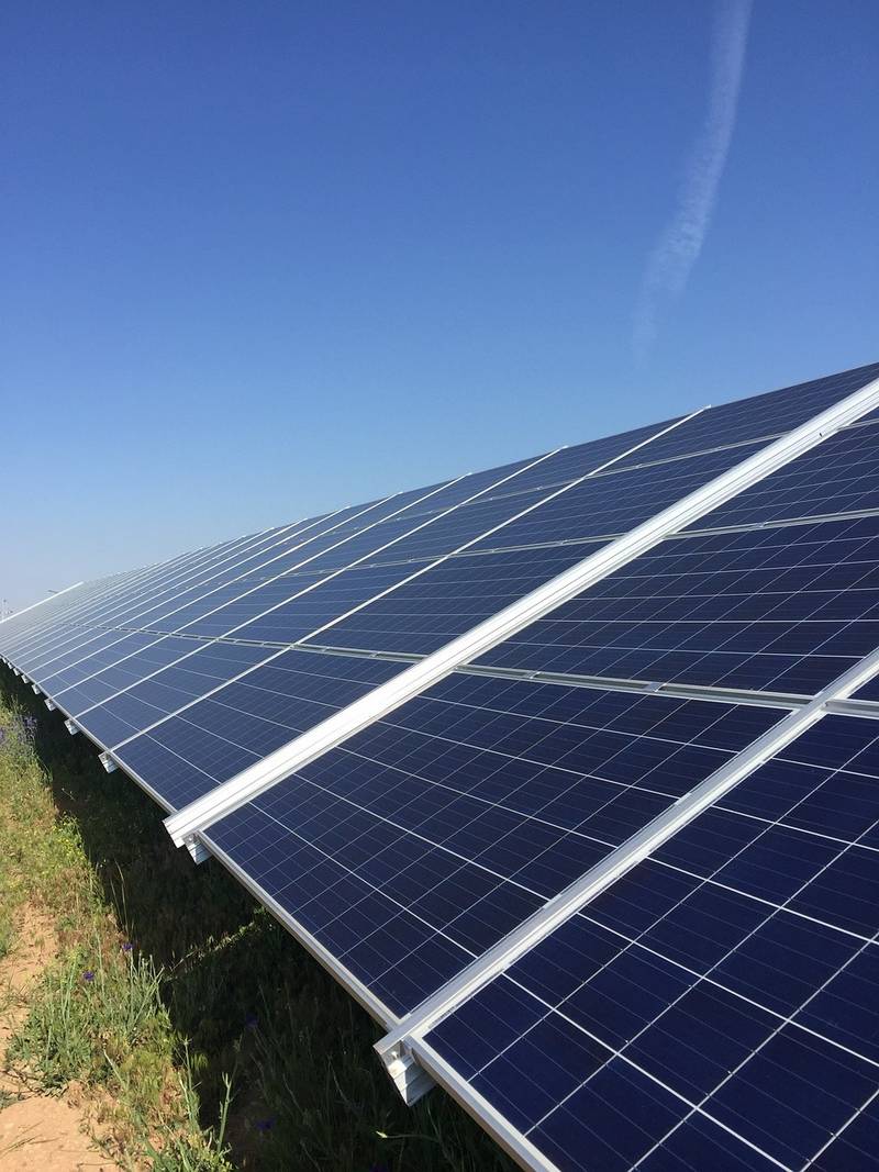 découvrez les arnaques liées aux panneaux photovoltaïques : apprenez à identifier les offres trompeuses, protégez-vous des escroqueries et faites des choix éclairés pour un investissement solaire sûr et rentable.