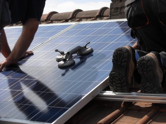 découvrez les dangers des arnaques photovoltaïques et apprenez à identifier les pièges à éviter lors de l'installation de panneaux solaires. protégez votre investissement et informez-vous sur les risques liés aux offres trop avantageuses.