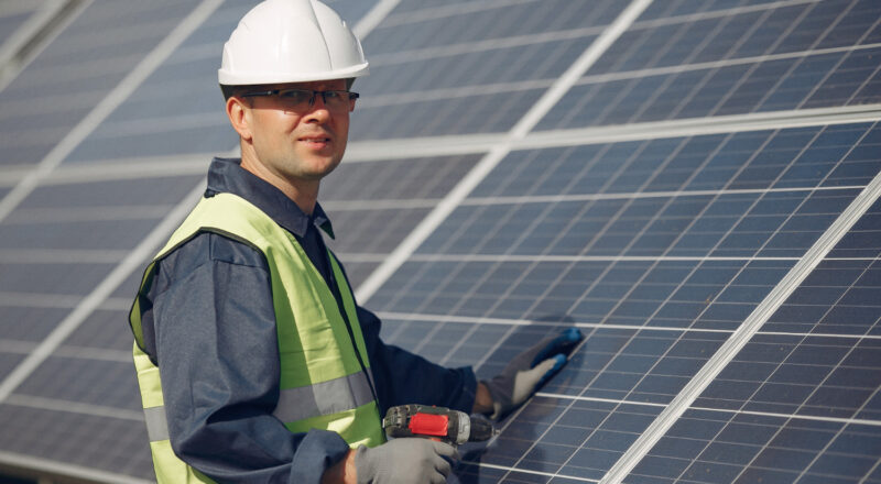 découvrez l'importance de l'assurance décennale pour vos installations photovoltaïques. protégez votre investissement contre les malfaçons et bénéficiez d'une couverture complète pendant 10 ans. obtenez des conseils pratiques et choisissez la meilleure garantie pour assurer la pérennité de vos projets solaires.