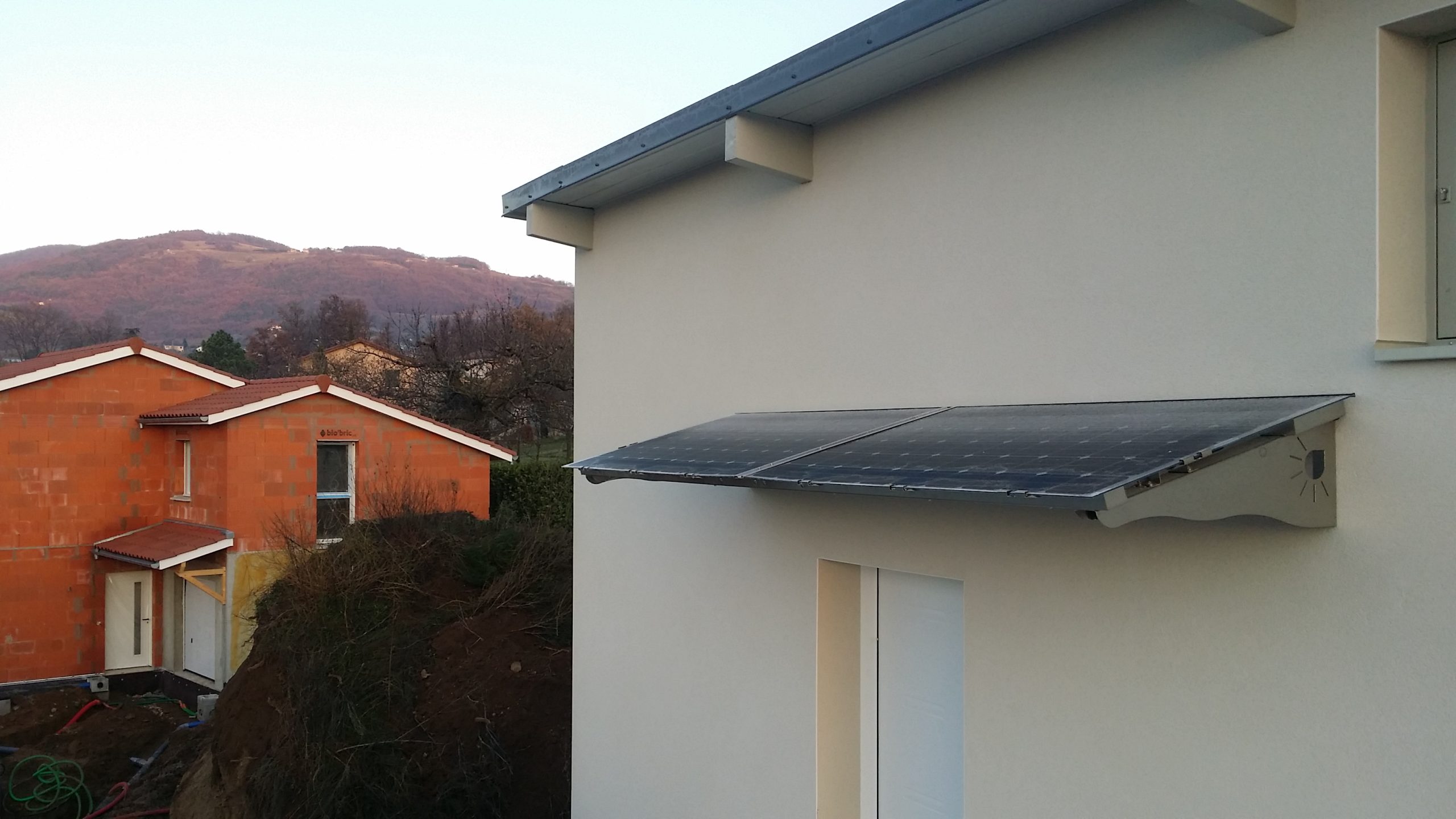 découvrez l'auvent solaire, une solution innovante et écologique pour protéger votre espace extérieur des rayons du soleil tout en réduisant votre consommation d'énergie. transformez votre jardin ou terrasse en un lieu agréable et ombragé grâce à cette installation pratique et esthétique.