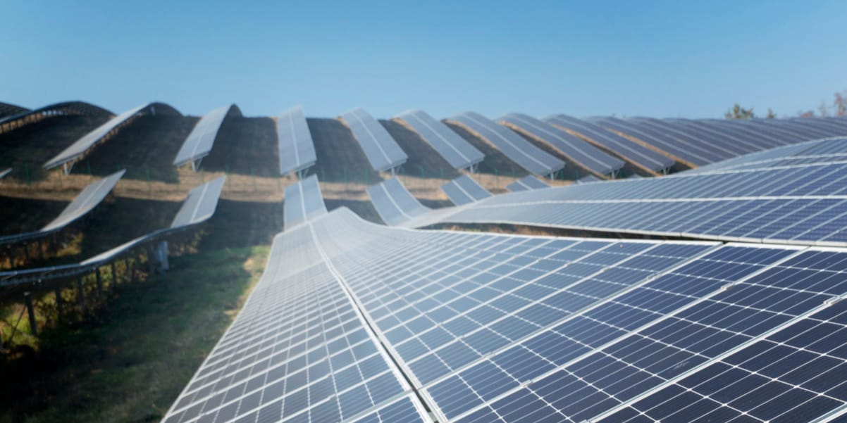 découvrez les avantages de l'autoconsommation solaire : réduisez vos factures d'électricité, diminuer votre empreinte carbone, et réalisez des économies à long terme tout en profitant d'une énergie renouvelable et durable.