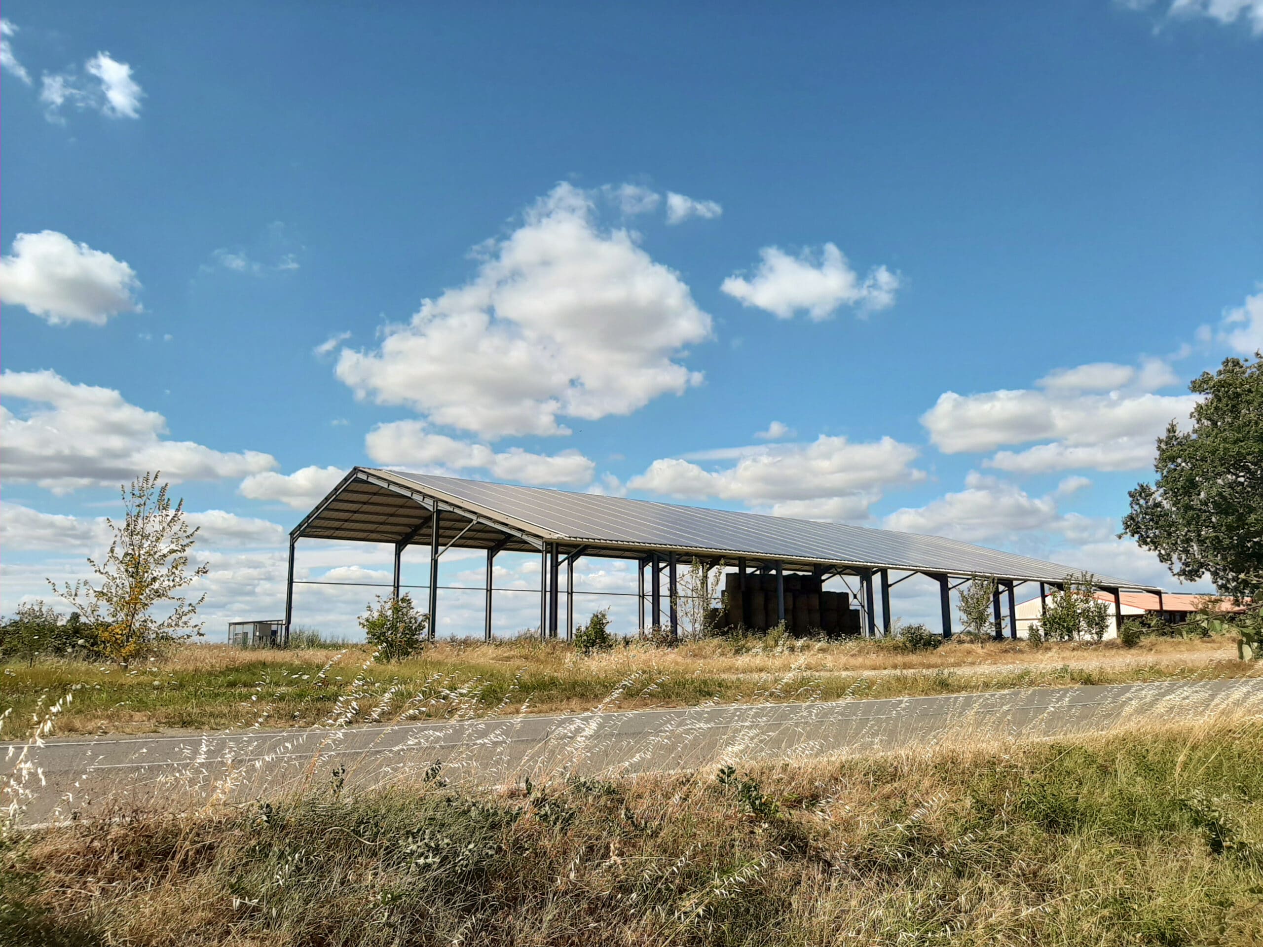 découvrez les nombreux avantages des bâtiments agricoles équipés de panneaux photovoltaïques, notamment l'optimisation de l'énergie, la réduction des coûts d'exploitation et l'impact positif sur l'environnement. transformez votre exploitation en un modèle durable tout en maximisant vos revenus.