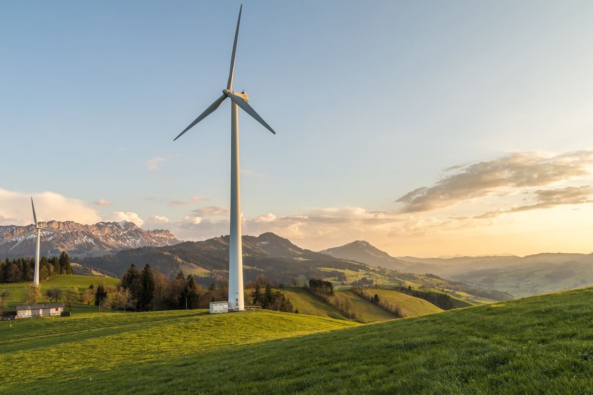 découvrez les avantages et inconvénients des énergies solaire et éolienne. analysez leur impact sur l'environnement, les coûts, et leur efficacité pour faire un choix éclairé pour un avenir énergétique durable.