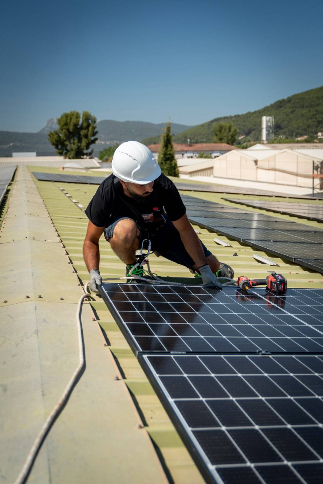 découvrez les nombreux avantages des panneaux solaires en région paca : une solution énergétique écologique, des économies sur vos factures d'électricité, et un soutien à l'économie locale. optez pour une énergie renouvelable et profitez du climat ensoleillé de la provence alpes côte d'azur!