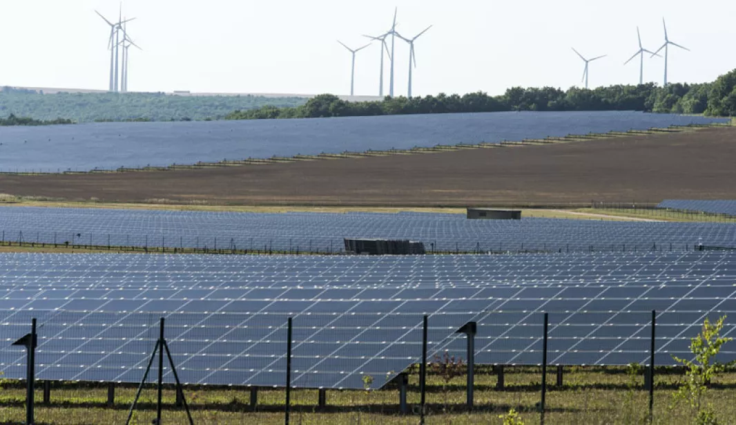 découvrez les nombreux avantages des panneaux photovoltaïques pour une énergie durable et économique. profitez d'économies sur vos factures d'électricité, d'une réduction de votre empreinte carbone et d'un soutien financier grâce aux aides gouvernementales. transformez votre toit en source d'énergie renouvelable et participez à la transition énergétique.