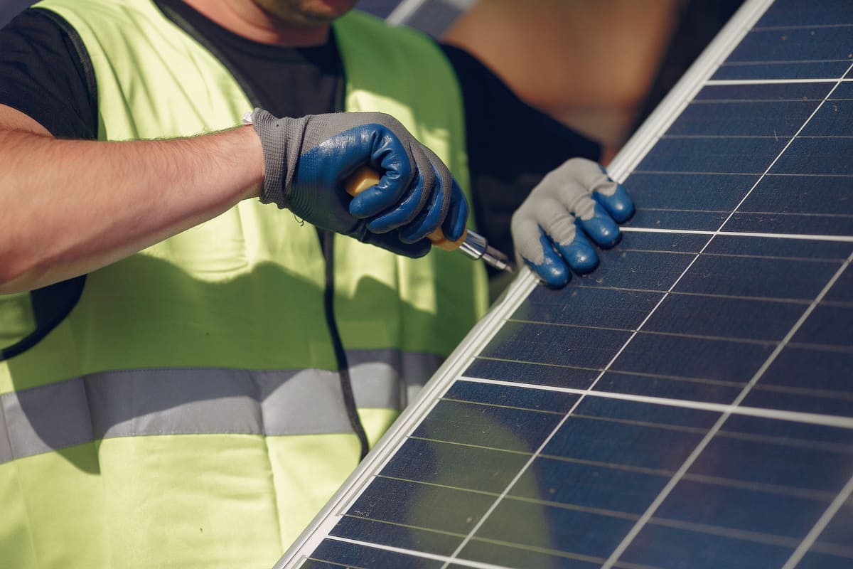découvrez les avantages des panneaux solaires en normandie pour vous aider à réduire votre facture d'énergie et à adopter une démarche éco-responsable. profitez d'installations adaptées à votre habitation et bénéficiez des aides financières disponibles pour une transition énergétique réussie.