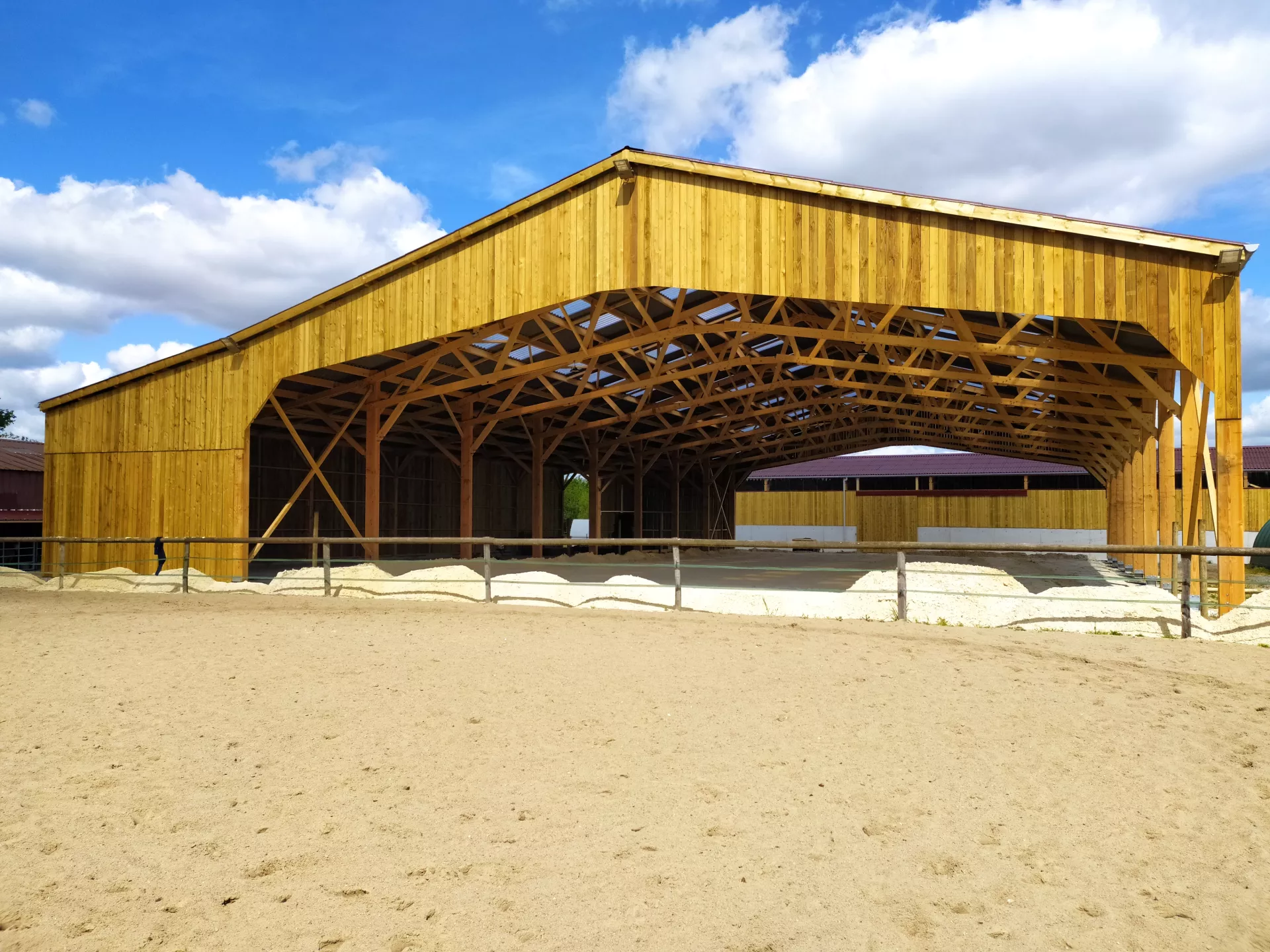 découvrez notre bâtiment équestre photovoltaïque, conçu pour offrir un espace optimal à vos chevaux tout en produisant de l'énergie verte. alliez passion équestre et écologie grâce à nos infrastructures durables et innovantes.