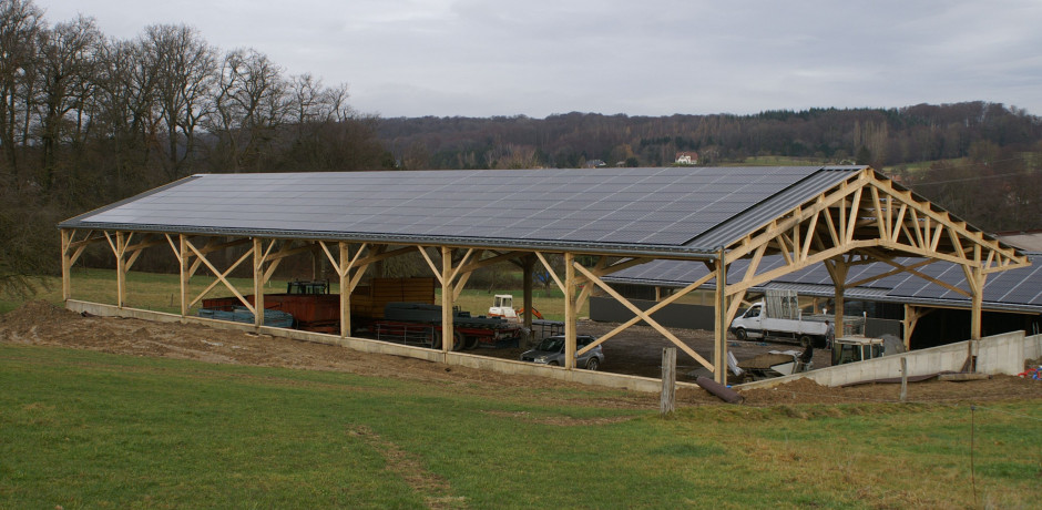 découvrez tout sur les bâtiments photovoltaïques, des structures innovantes qui transforment la lumière du soleil en énergie durable. apprenez comment ces édifices écologiques insufflent une nouvelle vie aux espaces urbains tout en réduisant l'empreinte carbone. explorez les avantages, les fonctionnalités et les meilleurs projets de bâtiments intégrant des panneaux solaires.