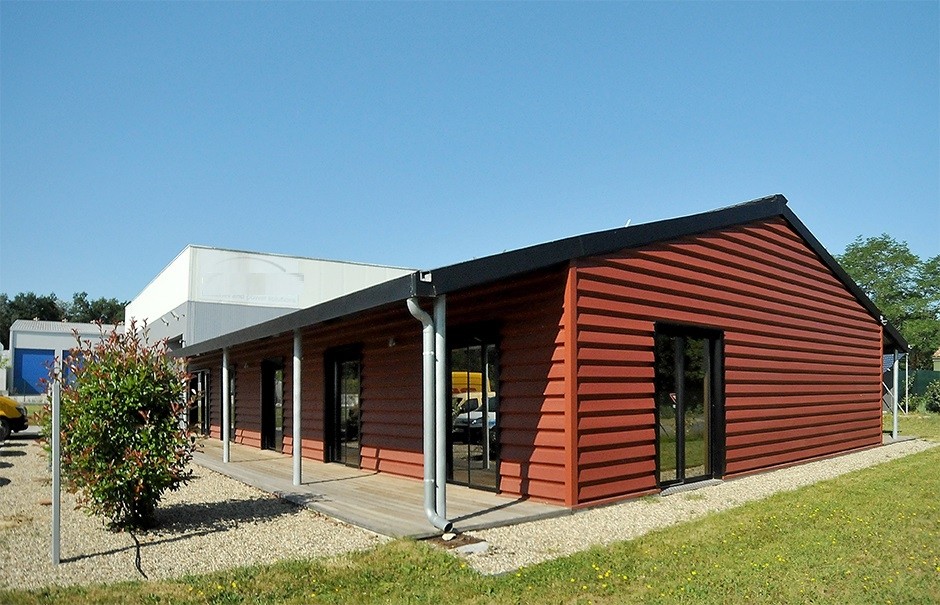 découvrez notre projet innovant de bâtiment photovoltaïque de 300m2, conçu pour maximiser l'efficacité énergétique tout en respectant l'environnement. ce bâtiment offre une solution durable et moderne pour vos besoins en énergie, alliant technologie de pointe et développement durable.