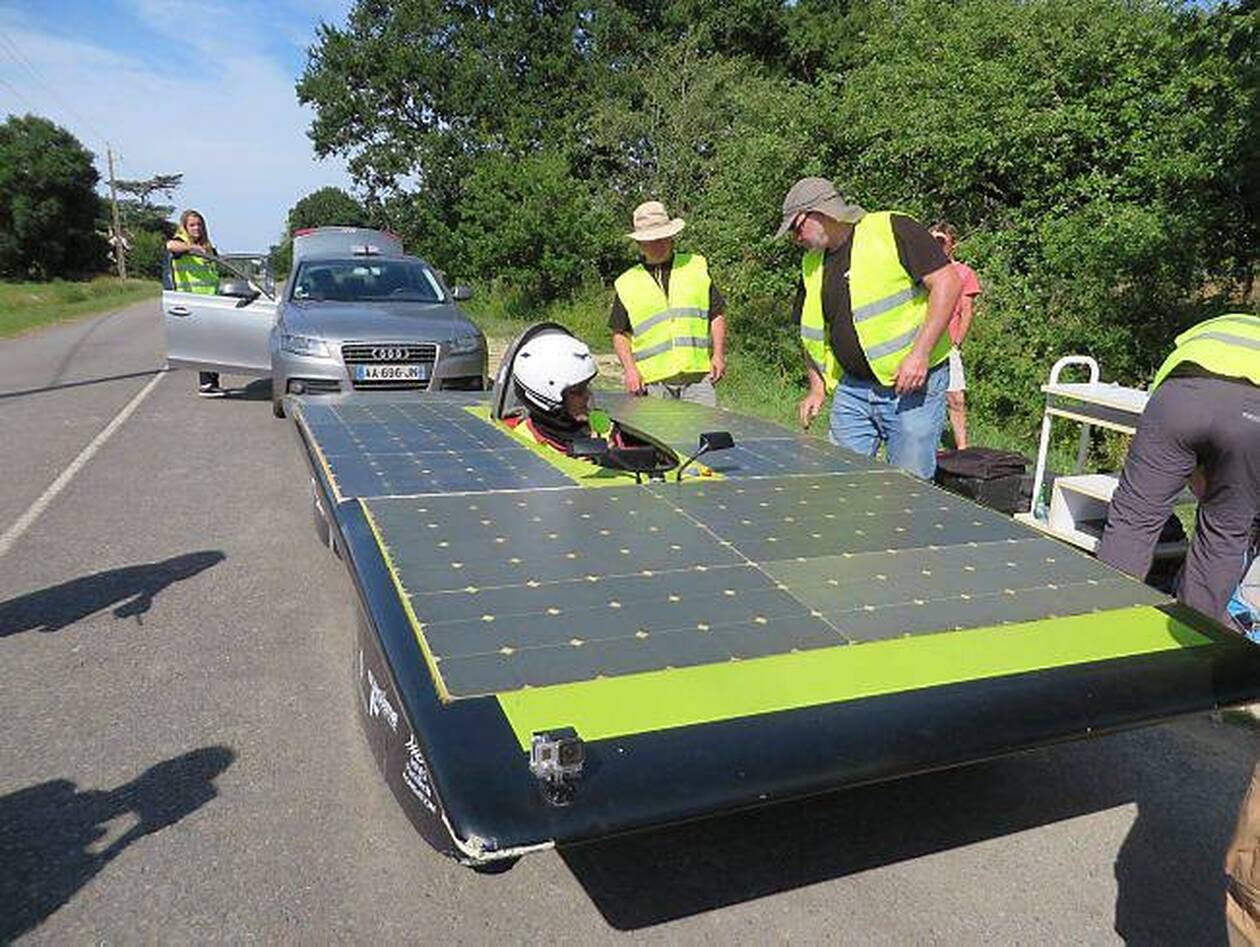 découvrez nos bordures solaires élégantes et pratiques, idéales pour illuminer vos espaces extérieurs tout en étant écologiques. ajoutez une touche de lumière à votre jardin, allée ou terrasse avec nos solutions autonomes et esthétiques.