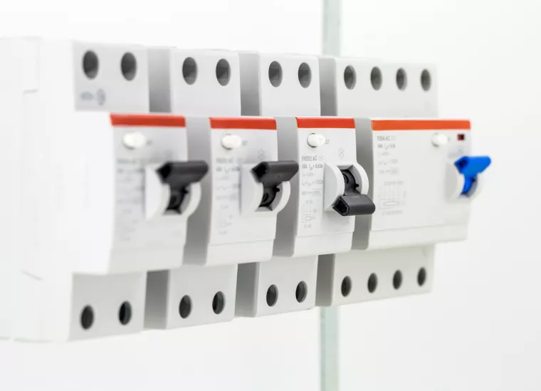 découvrez comment réaliser un branchement disjoncteur en toute sécurité. suivez nos conseils pratiques et adaptés pour garantir une installation électrique fiable et conforme aux normes. protégez votre habitation avec un disjoncteur efficace.