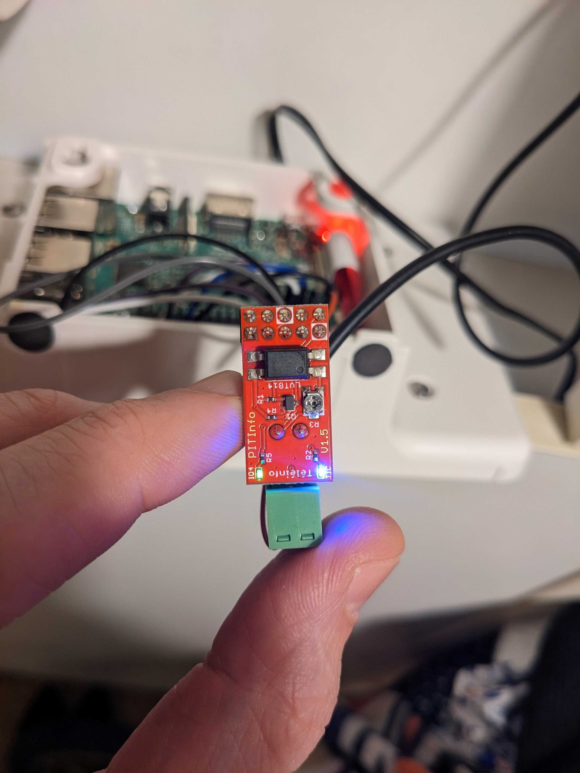 découvrez comment réaliser le branchement téléinfo pour optimiser la gestion de votre consommation d'énergie. suivez nos conseils pratiques et techniques pour configurer votre compteur électrique et bénéficier d'un suivi en temps réel.
