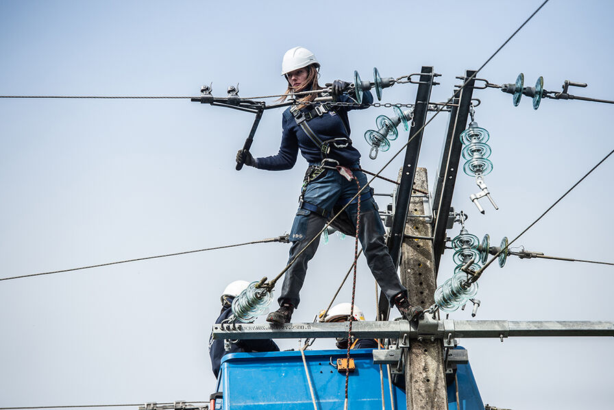 découvrez enedis, le gestionnaire du réseau électrique en france, et ses services d'acheminement d'électricité, d'innovation énergétique et de solutions pour une consommation responsable. informez-vous sur l'ouverture à la concurrence, la transition énergétique et l'engagement pour un avenir durable.
