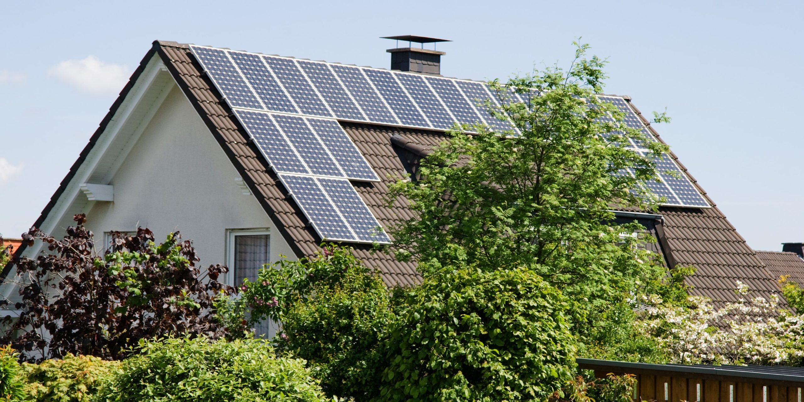 découvrez notre guide complet sur le calcul photovoltaïque : apprenez à évaluer la production d'énergie solaire, à dimensionner votre installation et à optimiser vos économies d'énergie tout en contribuant à la transition énergétique.