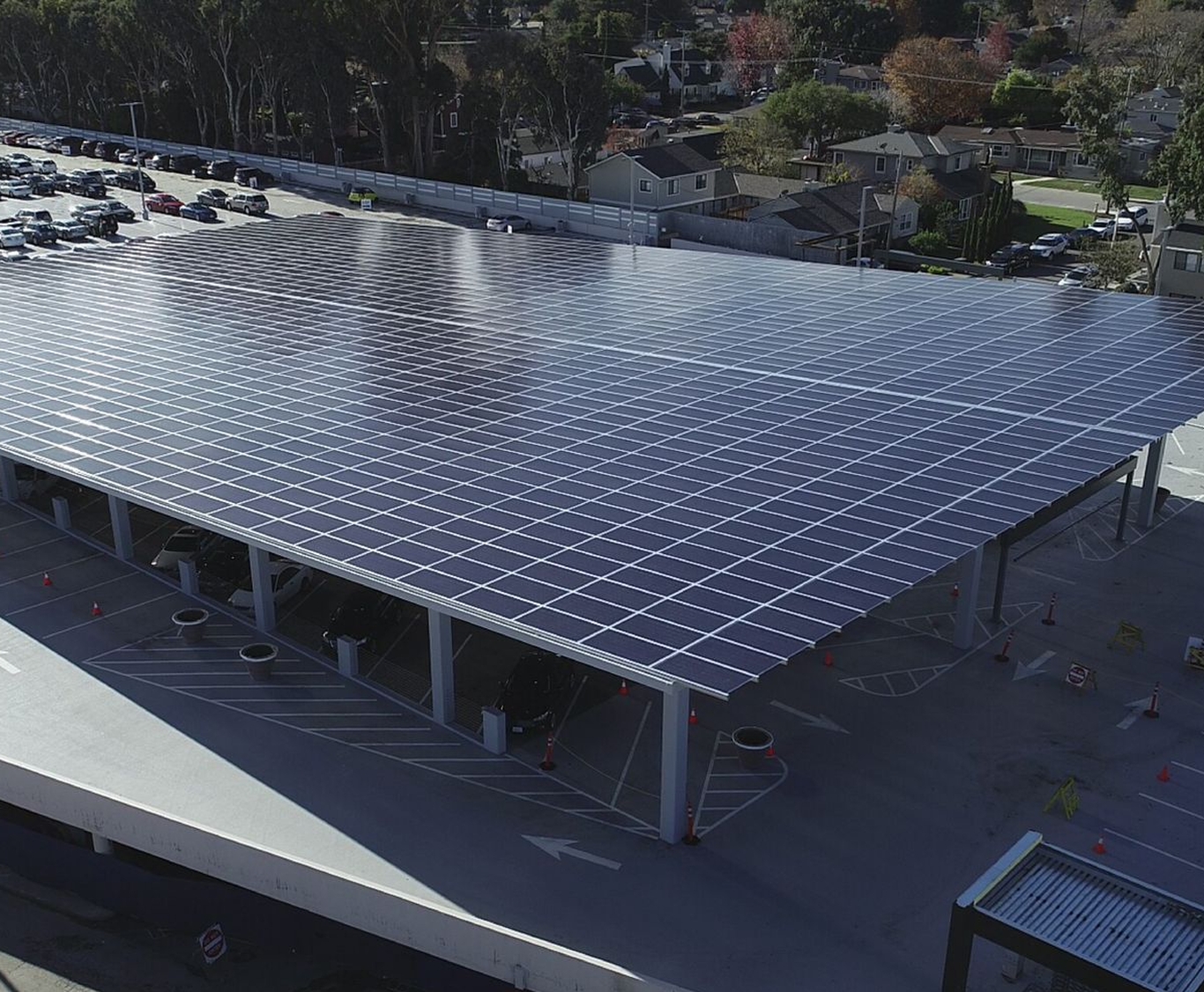 découvrez notre carport photovoltaïque : une solution innovante alliant protection pour votre véhicule et production d'énergie solaire. optez pour un avenir durable tout en embellissant votre extérieur avec un design moderne et fonctionnel.