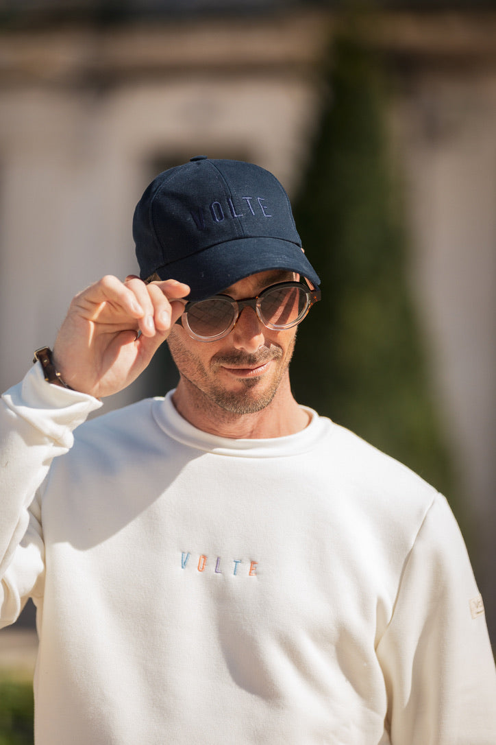 découvrez la casquette solaire, l'accessoire idéal pour protéger votre visage des rayons du soleil tout en restant à la mode. parfaite pour vos activités en plein air, elle allie confort, légèreté et style. ne laissez pas le soleil gâcher vos journées, optez pour une casquette qui vous garde au frais et élégant !