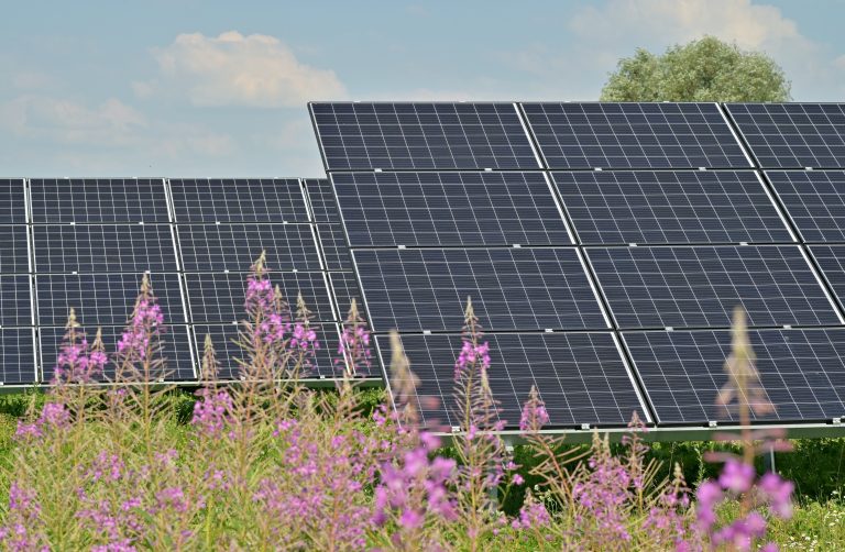 découvrez les avantages d'une centrale photovoltaïque : une source d'énergie renouvelable, durable et économique qui vous permet de produire votre propre électricité tout en préservant l'environnement. optez pour une solution énergétique innovante et contribuez à la transition énergétique.