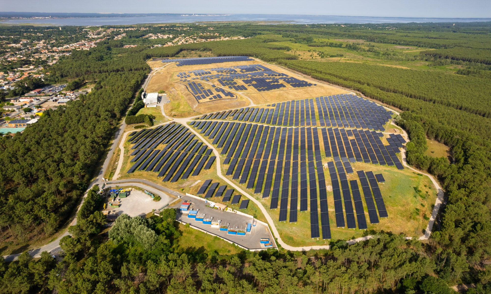 découvrez notre centrale photovoltaïque, une solution d'énergie renouvelable efficace qui transforme la lumière du soleil en électricité propre. engagez-vous pour un avenir durable en réduisant votre empreinte carbone avec nos technologies solaires innovantes.