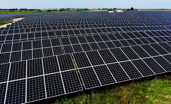 découvrez le fonctionnement et les avantages des centrales solaires, une source d'énergie renouvelable essentielle pour un avenir durable. explorez comment elles contribuent à la réduction des émissions de carbone tout en fournissant une énergie propre et économique.