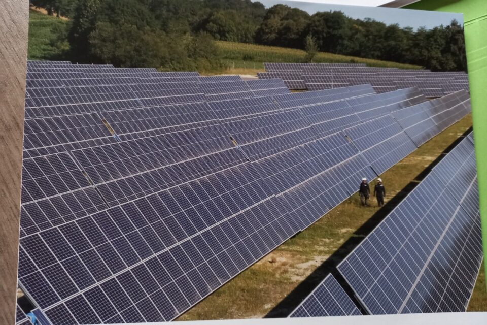 découvrez comment une centrale photovoltaïque transforme la lumière du soleil en énergie propre et renouvelable. apprenez les avantages, le fonctionnement et l'impact positif sur l'environnement de cette solution énergétique durable.