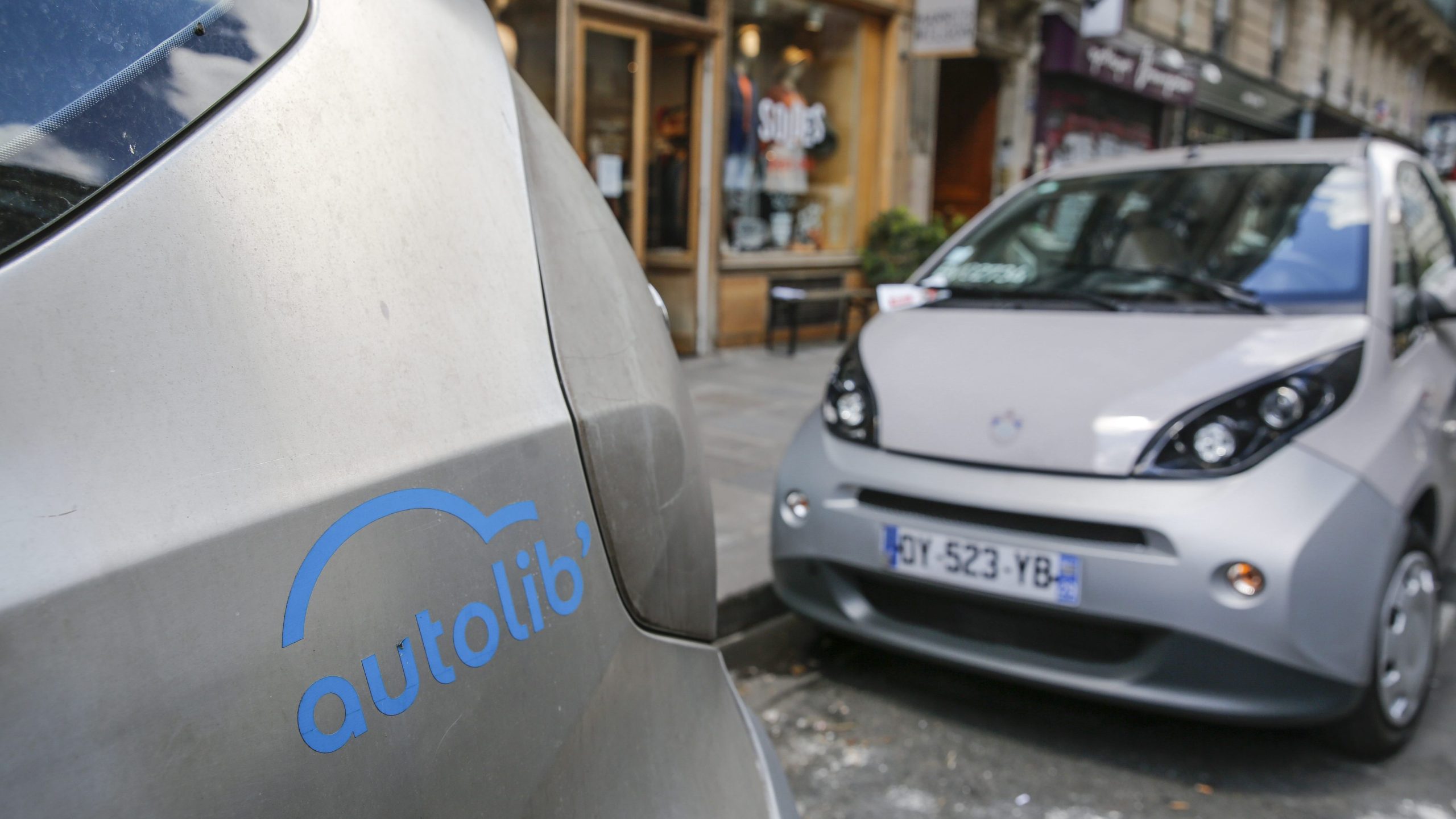découvrez comment changer facilement la batterie de votre bluecar avec notre guide étape par étape. assurez-vous que votre véhicule électrique reste performant et prêt à rouler en un rien de temps.