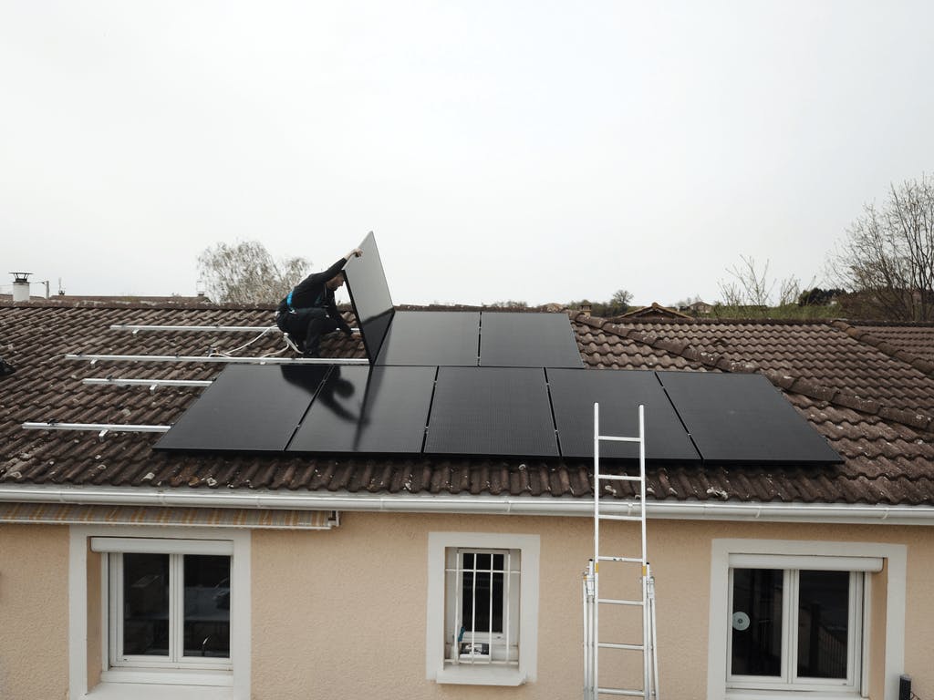 découvrez les conditions essentielles à connaître pour l'installation de panneaux solaires efficaces. informez-vous sur les critères d'éligibilité, les aides financières disponibles et les réglementations en vigueur qui pourraient impacter votre projet solaire.