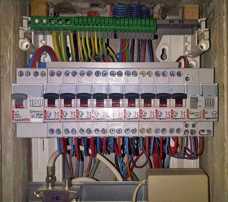 découvrez tout ce qu'il faut savoir sur le contacteur hp hc : fonctionnement, avantages et conseils d'installation pour gérer efficacement votre consommation d'énergie et réduire vos factures.