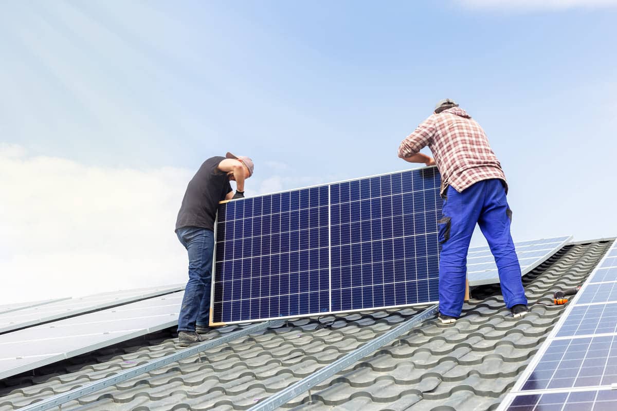 découvrez notre cours photovoltaïque complet qui vous permettra d'apprendre les fondamentaux de l'énergie solaire, technique d'installation, maintenance des panneaux et meilleures pratiques pour optimiser la production d'électricité renouvelable.