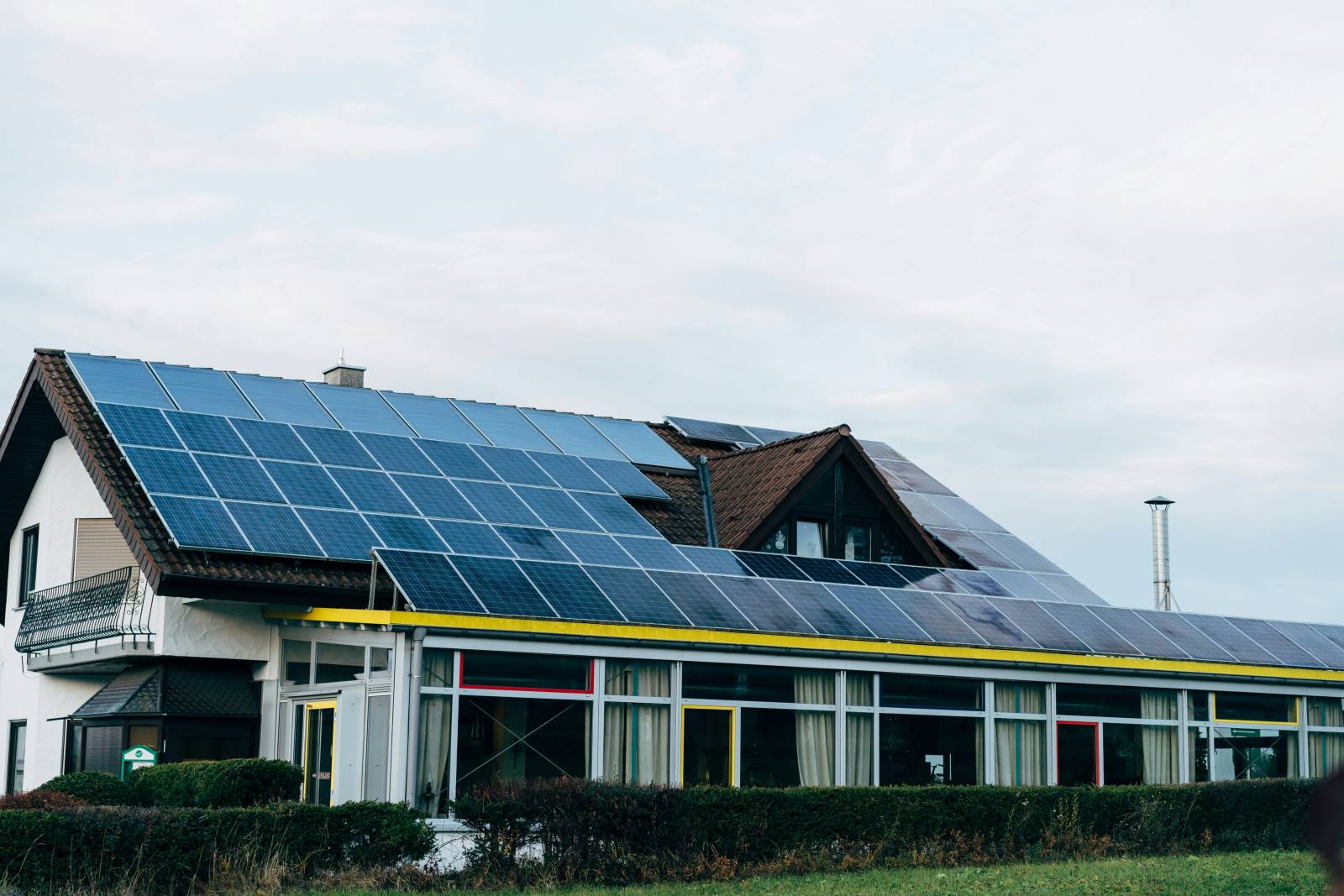 découvrez tout ce qu'il faut savoir sur la garantie décennale photovoltaïque, un enjeu essentiel pour protéger votre investissement dans l'énergie solaire. assurez-vous de la pérennité de vos installations grâce à une couverture juridique adaptée.