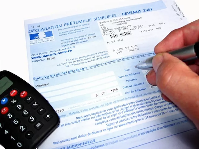 découvrez comment déclarer vos revenus générés par vos panneaux photovoltaïques. suivez notre guide pour optimiser votre déclaration fiscale et bénéficier des aides disponibles tout en respectant la législation en vigueur.